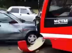 Ни дня без аварии – новый трамвай № 5 подбили в Таганроге