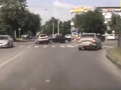 В Таганроге дорогу не поделили «Jaguar» и отечественная легковушка