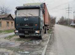 Заехал на траву — плати: таганрогским водителям рассказали сколько стоит парковка на газонах