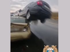 Каскадёры бы аплодировали: видео с курьёзным ДТП - посылки до Таганрога вовремя не доехали