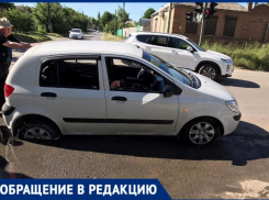 В Таганроге в дорожный провал угодила машина девушки-инвалида