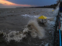 Снова штормовое предупреждение: таганрожцев предупреждают об очередном буйстве стихии