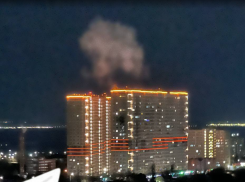 ВСУ мощно атаковали Ростовскую область - беспилотники взрываются и падают в наших городах