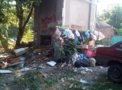 Мусорный гардероб соорудили «креативные» таганрожцы