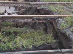 Водоканал  круглосуточно работает  по устранению аварии на коллекторе на месте нового обвала в Таганроге