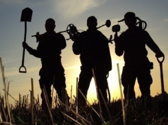 Ночные кладоискатели в Таганроге попали на камеру смартфона 