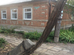 Многострадальный столб на Поселковой в Таганроге грозит падением 