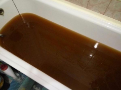 Жителям Русского поля вместо горячей воды подали холодную ржавую жижу