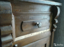 В Куйбышево продают «раритетный» комод прошлого века за миллион рублей