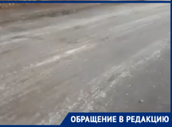  В Таганроге сухие дороги посыпают, а некоторые обледеневшие не замечают 