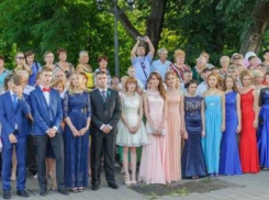 Алексей Махов поздравил выпускников – медалистов