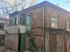 Крупный пожар в заброшенном здании на улице Чехова в Таганроге ликвидирован