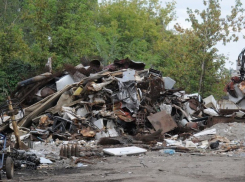 В Таганроге в куче металлолома рабочие нашли современный артллерийский снаряд
