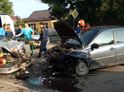 На выезде из Таганрога в лоб столкнулись две легковушки