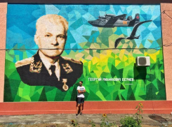 Портрет авиаконструктора Бериева рисует Антон Тимченко на стене Таганрога