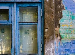 Таганрожец жил в аварийной квартире и получал отписки, помогла прокуратура