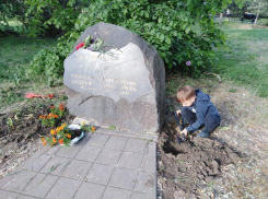 Таганрогский блогер с сыновьями убрал забытый всеми памятник