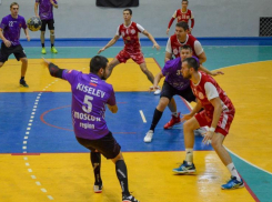 Таганрогские гандболисты проиграли «медведям», зато - «чеховским»