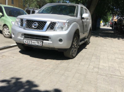Автохамы продолжают парковаться на тротуарах