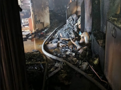 Спасатели показали изнутри сгоревшую дотла квартиру на Литейной в Таганроге
