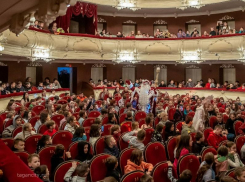 300 детей из ДНР посетили спектакль в Таганроге