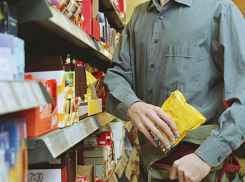 Мужчина залез в окно магазина и украл 160 тысяч рублей в Ростовской области