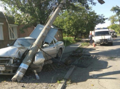  Потерявший за рулем сознание водитель протаранил на легковушке бетонный столб