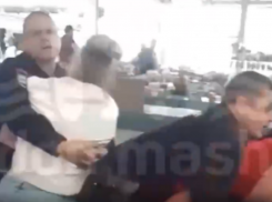  Пьяные продавцы на «Центральном рынке» Таганрога устроили драку с полицией