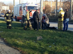 Иномарка Кia Spectra протаранила бордюр и влетела в дерево в Таганроге