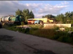 В Таганроге на помощь застрявшему в грязи строительному крану пришел поезд