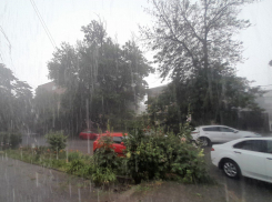 Таганрог в центре разгула стихии: горожанам рекомендовано оставаться дома