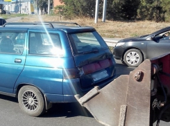 В Таганроге на Большой Бульварной трактор подцепил ковшом ВАЗ