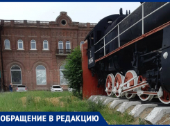 Памятник «Паровоз» в Таганроге стоит бесхозный, зарос травой