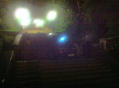 Молодые люди решили спуститься по Каменной лестнице на автомобиле