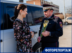 В честь праздника девушкам-водителям Таганрога вручили цветы