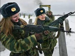 Житель Таганрога призывает девушек служить в армии