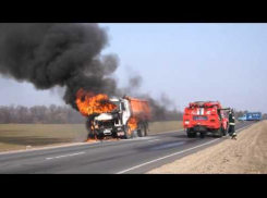 Под Таганрогом на трассе сгорел многотонный грузовик