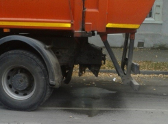 Протекающие мусоровозы оставляют за собой зловонный след в Таганроге