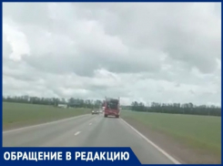 Прямо на дорогу: таганрожец обнаружил грузовую машину, с которой сыпется бытовой мусор