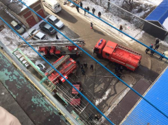 В Таганроге горит жилая девятиэтажка