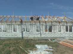 Таганрогских сирот селят за городом, и там строительство отстаёт от графика