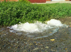 В Таганроге жители предлагают переименовать 8-й Новый переулок в Венецианский - там бурным потоком льется вода