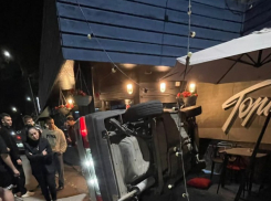 Машина опрокинулась и понеслась на людей, неистово крутя колёсами в воздухе - смела часть ресторана в Таганроге