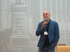  С аншлагом в Таганроге прошла встреча горожан с писателем Захаром Прилепиным