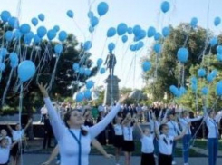 Жители Таганрога выпустили в небо сотню воздушных шаров