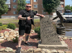 Рокер из «Lumen»* приехал в Таганрог и расписался на арт-объекте, созданном в честь его коллектива