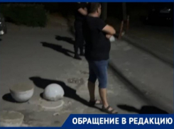 Нервы сдали: таганрожец решил избавиться от искусственных незаконных барьеров при въезде во двор