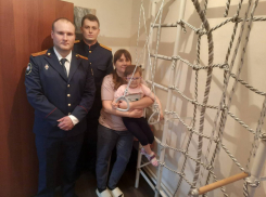 Офицеры СКР исполнили мечту маленькой Виктории, живущей под Таганрогом