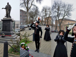 Историки-реконструкторы из Москвы почтили память Александра I в Таганроге уникальным «Александровским букетом»
