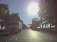 На трассе Ростов-Таганрог иномарка рассыпалась на части